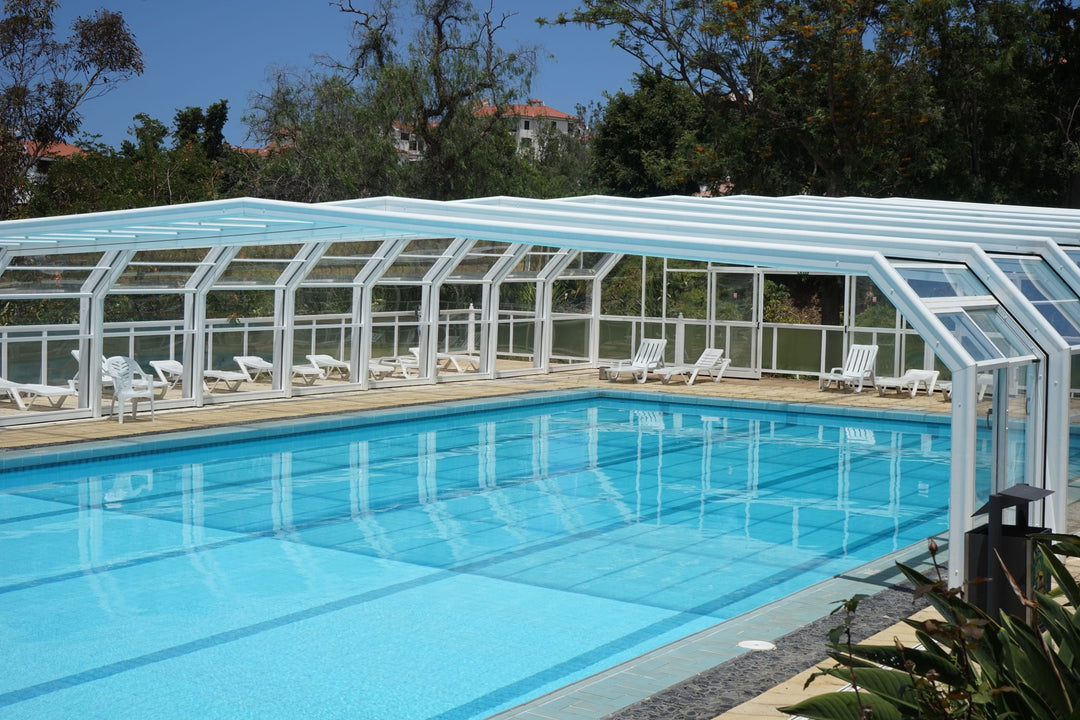Hohe Glasüberdachung für den Pool