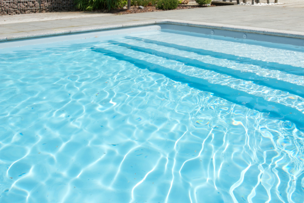 Pollen im Pool – So können Sie den Blütenstaub entfernen!