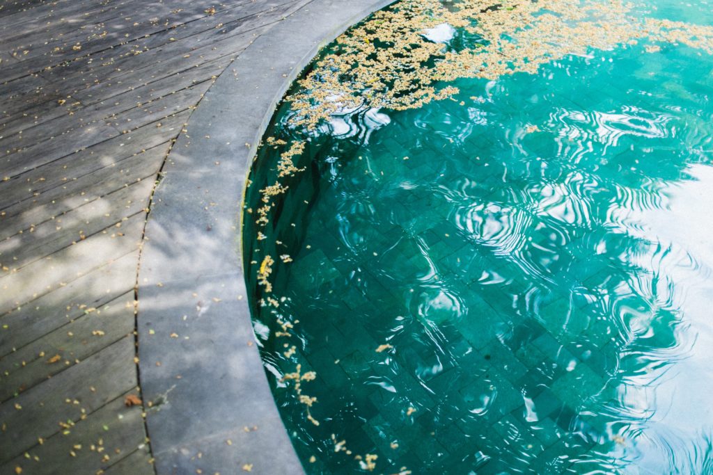 Unangenehmer Geruch im Pool, was tun?