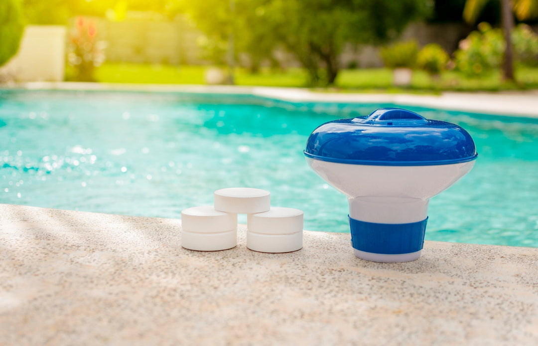 Die Zugabe von Chlortabletten ins Poolwasser: Was muss ich beachten?