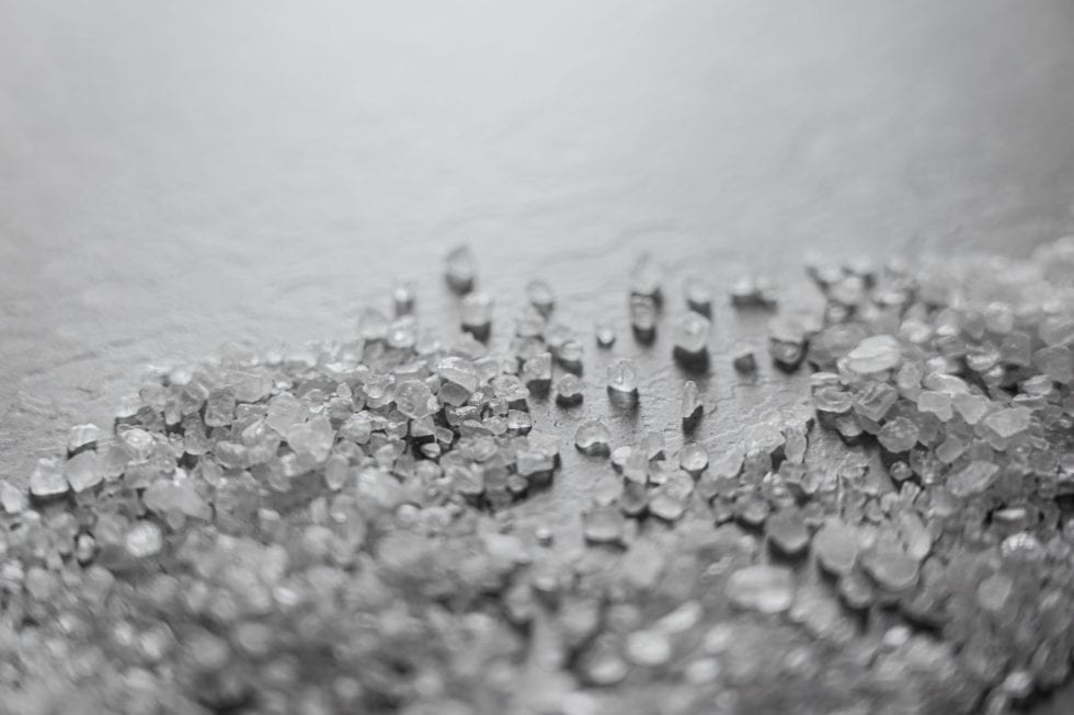 Salz im Poolwasser – was bewirkt es, wofür ist es wichtig und was sind Salzanlagen?