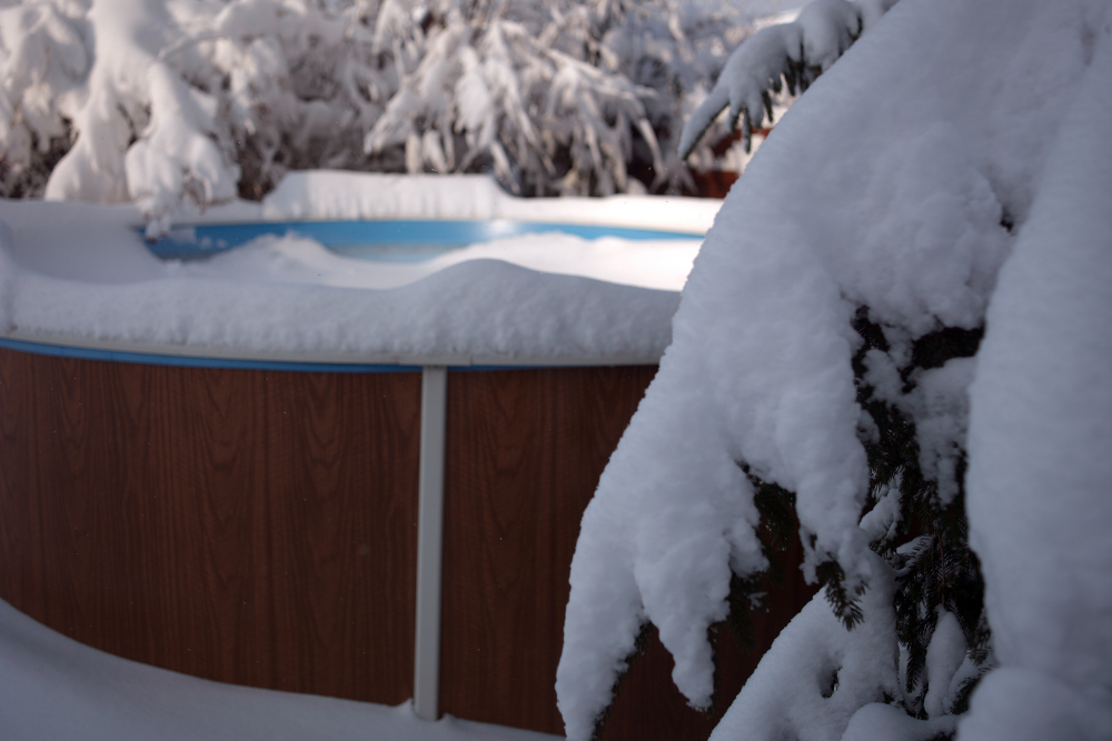 Schnee auf der Poolabdeckung – wie entferne ich ihn richtig?
