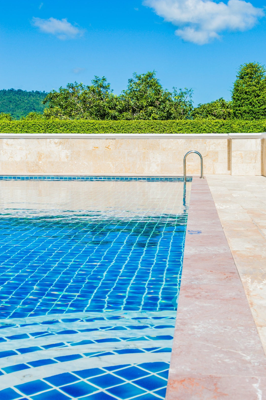 Poolwasser und Bäume im Hintergrund