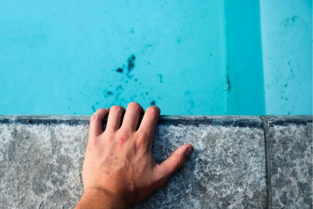 Flecken auf der Poolfolie: Wie entferne ich sie am besten?